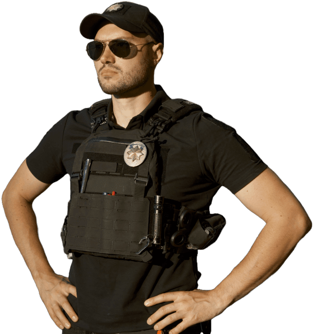 guardia de seguridad con lentes y gorra